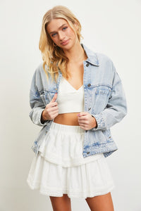 100% cotton, slightly oversized denim jacket in vintage light blue with five buttons up front, straight collar, front patch pockets and side pockets, pleated back with adjustable waist closures and button wrist closures