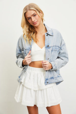 100% cotton, slightly oversized denim jacket in vintage light blue with five buttons up front, straight collar, front patch pockets and side pockets, pleated back with adjustable waist closures and button wrist closures