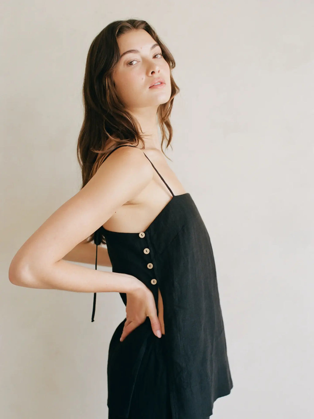 BLACK LINEN TOP WITH ADJUSTABLE SPAGHETTI STRAPS AND OPEN SIDES