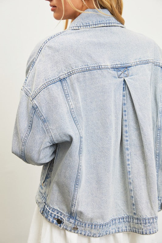 100% cotton, slightly oversized denim jacket in vintage light blue with five buttons up front, straight collar, front patch pockets and side pockets, pleated back with adjustable waist closures and button wrist closures