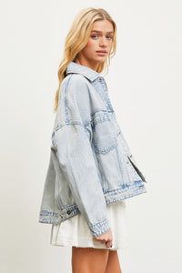 100% cotton, slightly oversized denim jacket in vintage light blue with five buttons up front, straight collar, front patch pockets and side pockets, pleated back with adjustable waist closures and button wrist closures