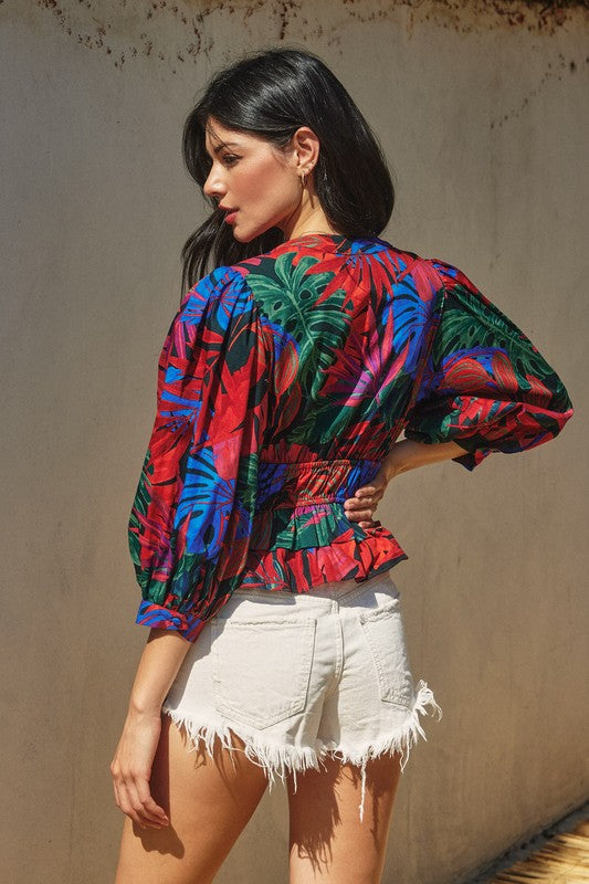 TROPICAL SHIRRED WAIST TOP IN GRAPHIC FLORAL PRINT WITH 3/4 LENGTH BUBBLE SLEEVES