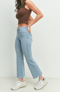 HIGH-RISE CROP FLARE W/DISTRESSED HEM JEANS (LIGHT DENIM)