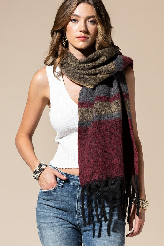 Giant Plaid Pattern Oblong Scarf with Accent Fringe
Multicolor Burgundy / Gray