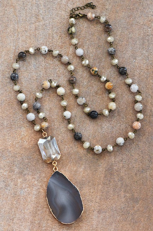 NATURAL STONE PENDANT NECKLACE (AGATE) with glass beads. Approx. 30" in length