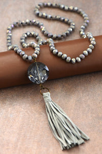 GLASS BEAD PENDANT NECKLACE (GRAY)