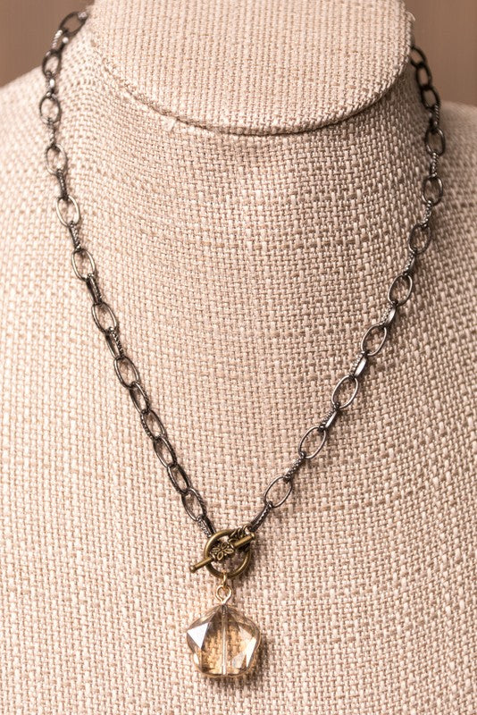 ADDISON CHAIN NECKLACE with a glass faceted pendant