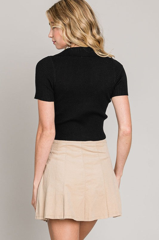 RIBBED KNIT CROPPED SWEATER TOP IN BLACK WITH OPEN COLLAR