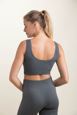 RIBBED SEAMLESS SPORTS BRA IN CHARCOAL GRAY