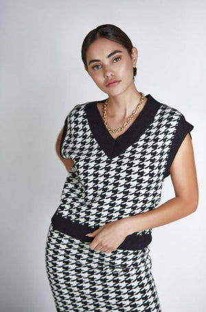 Sleeveless Sweater Vest Classic Black & White Houndstooth Pattern V-Neckline Ribbed Knit along Neckline and Hem